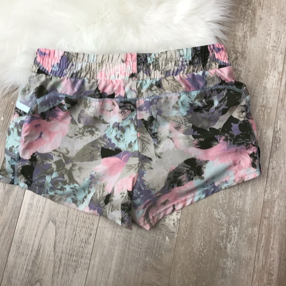 Fabletics Maggie Floral Secret Garden Shorts Sz. M - Picture 7 of 8
